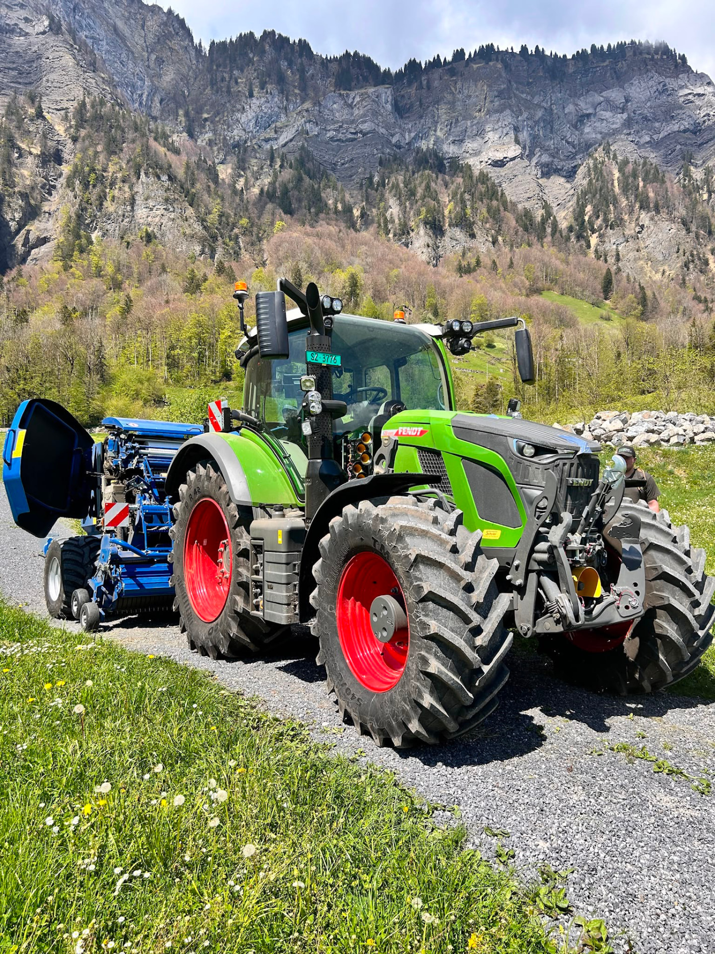Futterernte auf einer Bergwiese